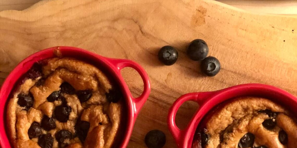 Ontbijttaartje met blauwe bessen, banaan en yoghurt